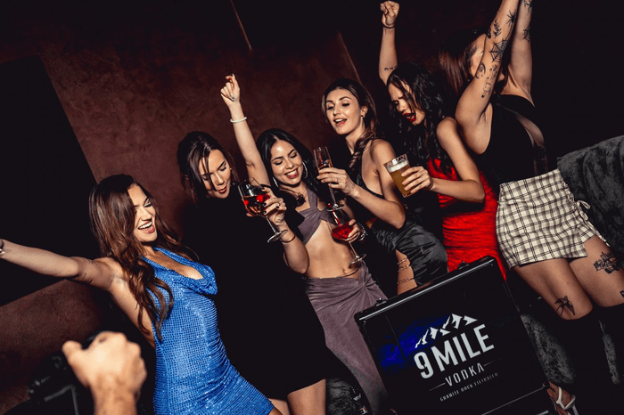 Eine Gruppe von tanzenden Frauen