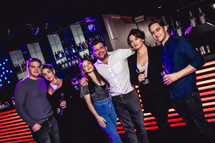 Eine Gruppe von Personen vor einer Bar